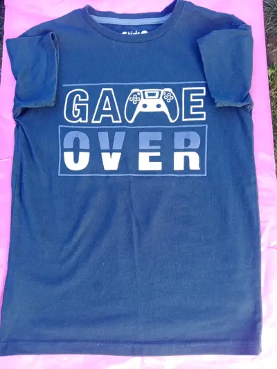 Polera azul con diseño 'Game Over' para niños - miniatura 1