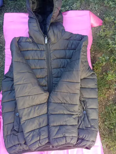 Chaqueta acolchado negro con capucha - miniatura 1