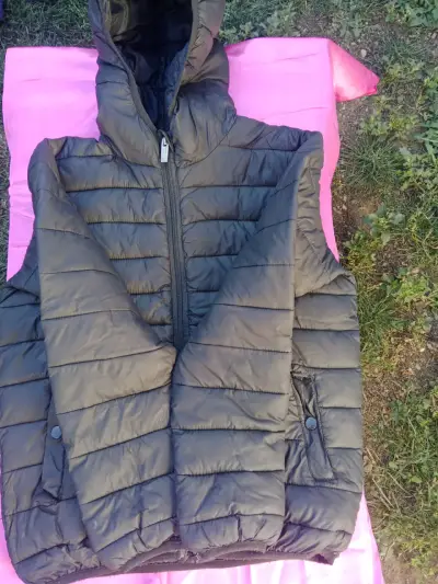 Chaqueta acolchado negro con capucha - miniatura 2