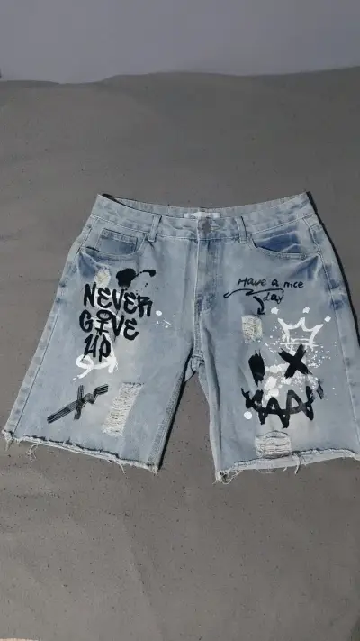Shorts de mezclilla con diseño gráfico - miniatura 1