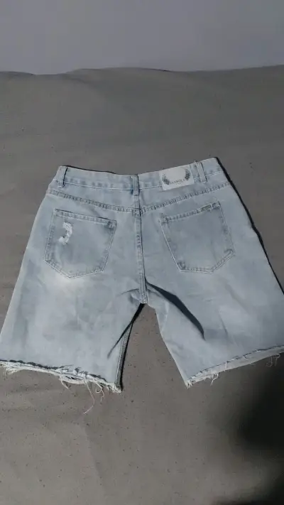 Shorts de mezclilla con diseño gráfico - miniatura 2
