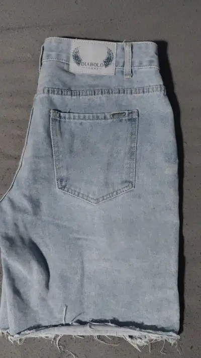 Shorts de mezclilla con diseño gráfico - miniatura 4