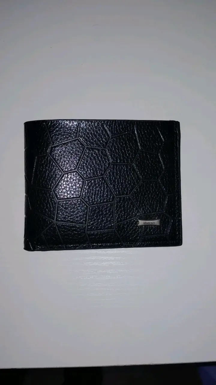 Billetera de cuero negra con diseño hexagonal - 1