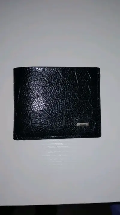 Billetera de cuero negra con diseño hexagonal - miniatura 1