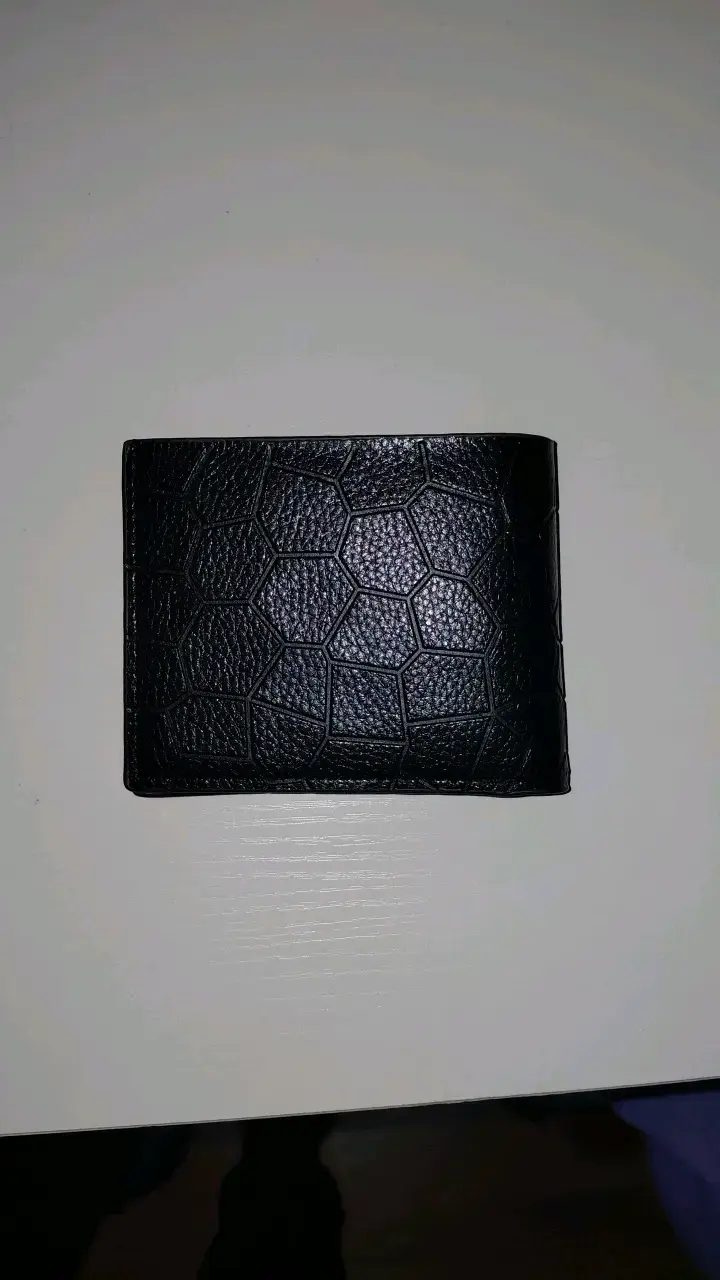 Billetera de cuero negra con diseño hexagonal - 2