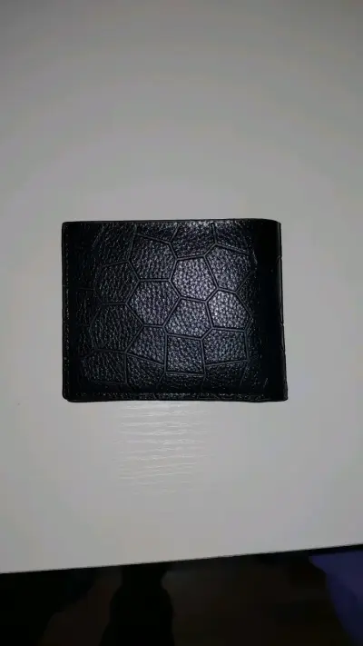 Billetera de cuero negra con diseño hexagonal - miniatura 2