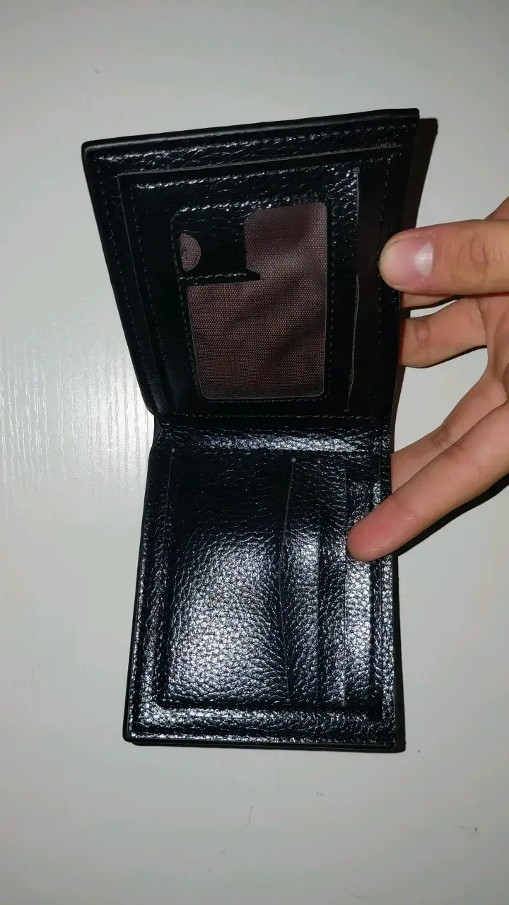 Billetera de cuero negra con diseño hexagonal - 3