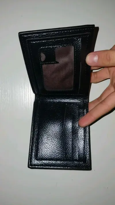 Billetera de cuero negra con diseño hexagonal - miniatura 3