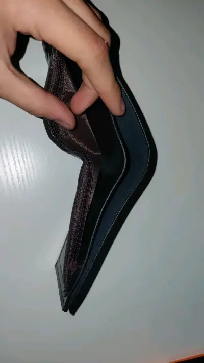 Billetera de cuero negra con diseño hexagonal - miniatura 4