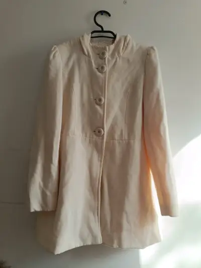 Abrigo beige de mujer con botones grandes - miniatura 1