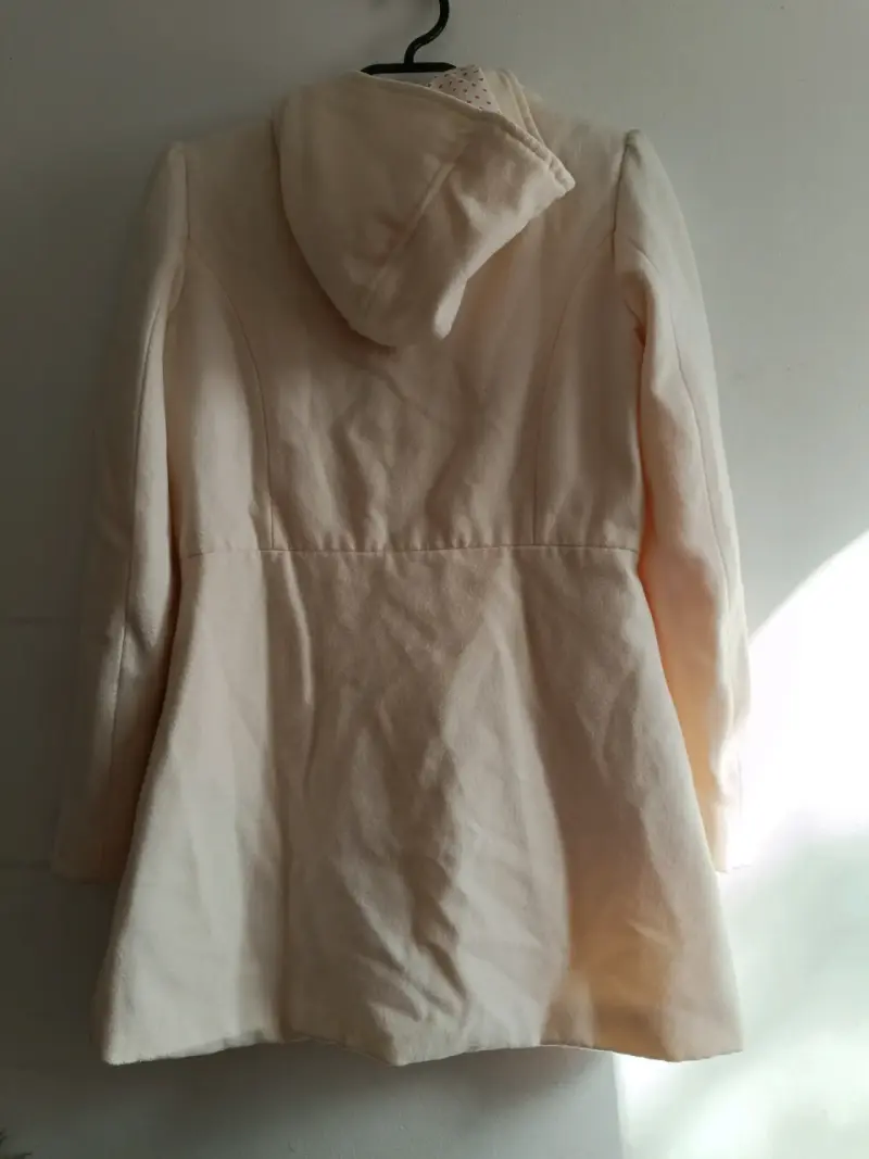 Abrigo beige de mujer con botones grandes - 2