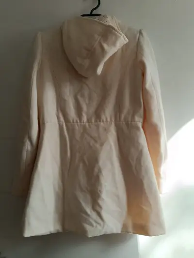 Abrigo beige de mujer con botones grandes - miniatura 2