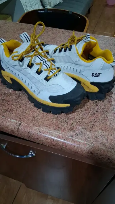 Zapatillas CAT blancas y amarillas para hombre - miniatura 1