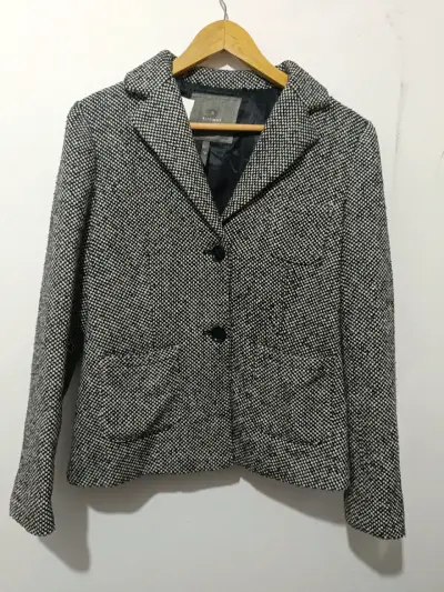 Blazer de mujer blanco y negro elegante - miniatura 1