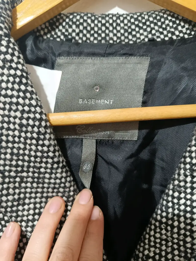 Blazer de mujer blanco y negro elegante - 2