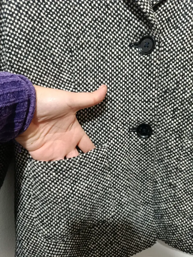 Blazer de mujer blanco y negro elegante - 3