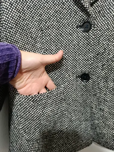 Blazer de mujer blanco y negro elegante - miniatura 3