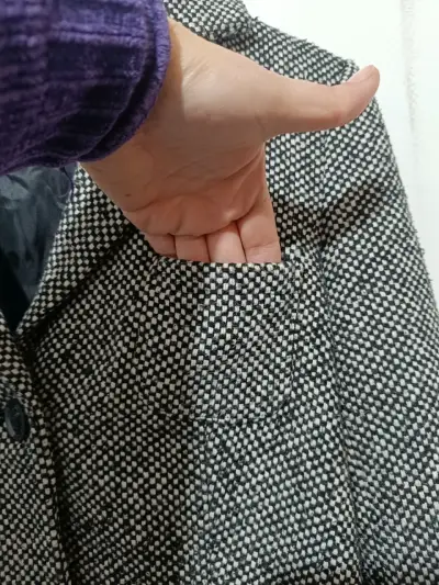 Blazer de mujer blanco y negro elegante - miniatura 4