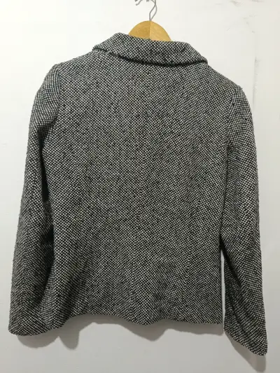 Blazer de mujer blanco y negro elegante - miniatura 5