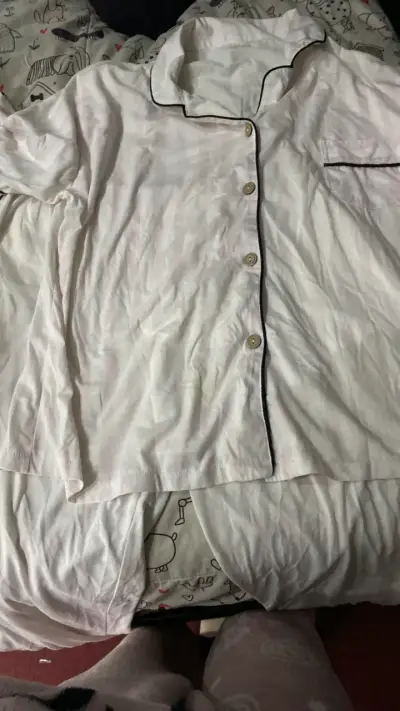 Pijama de mujer blanco con ribetes negros - miniatura 1