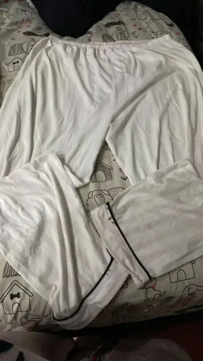 Pijama de mujer blanco con ribetes negros - miniatura 3