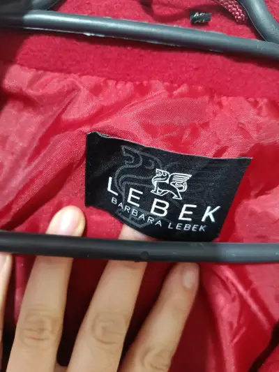 Abrigo rojo de mujer marca Lebek - miniatura 3