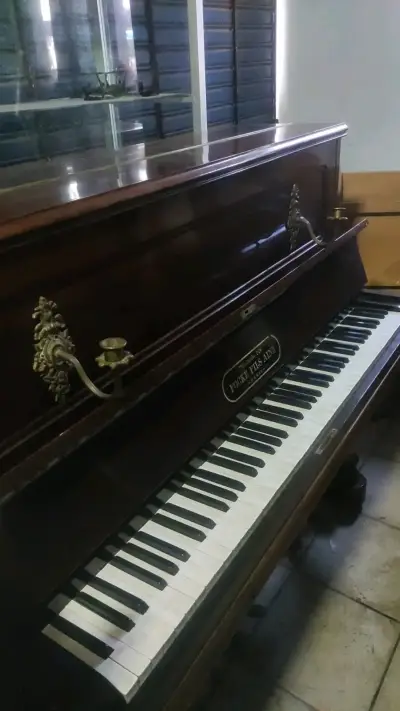 Piano  vertical antiguo de madera - miniatura 2