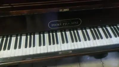 Piano  vertical antiguo de madera - miniatura 3