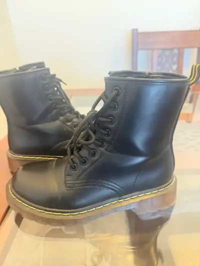 Botas negras de cuero estilo militar - miniatura 1