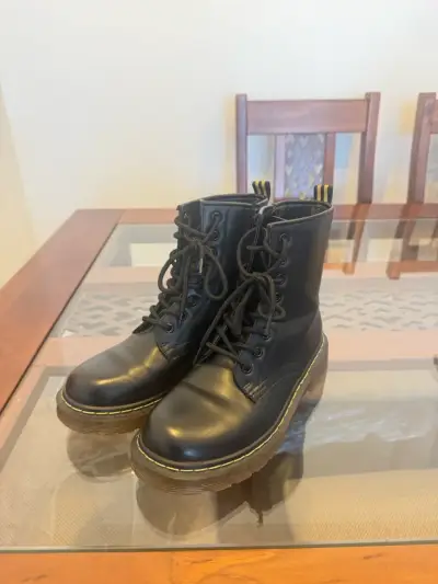 Botas negras de cuero estilo militar - miniatura 2