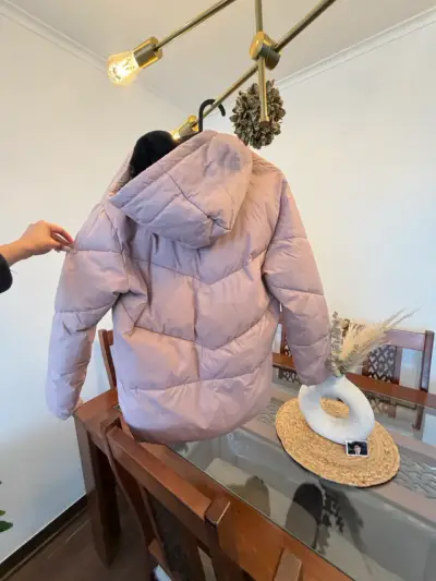 Chaqueta acolchada beige con capucha - miniatura 2
