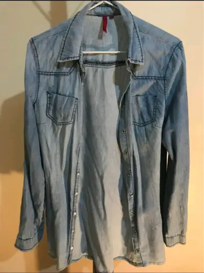 Camisa de mezclilla azul para mujer - miniatura 1