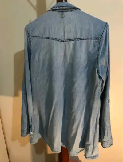 Camisa de mezclilla azul para mujer - miniatura 2