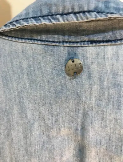 Camisa de mezclilla azul para mujer - miniatura 3