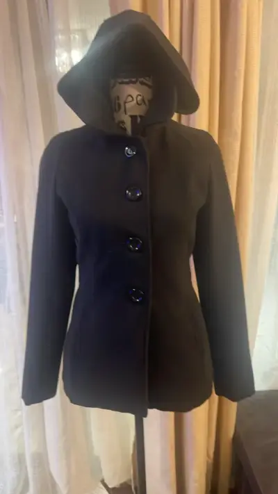 Abrigo negro con capucha y botones grandes - miniatura 1