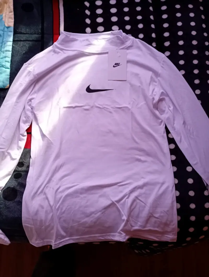 Polera Lacoste blanca con logo de cocodrilo - 6