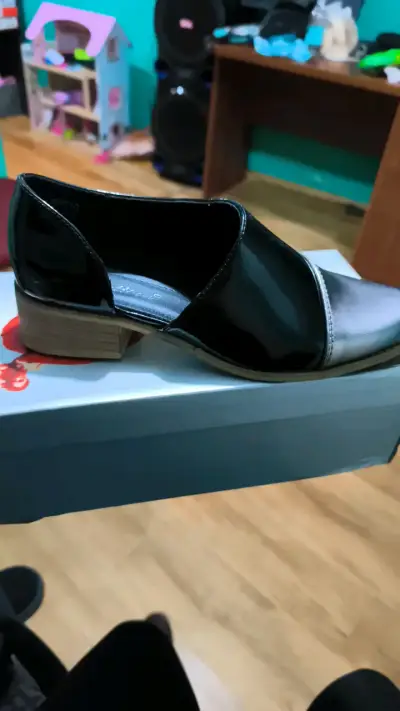 Mocasines negros con taco bajo y apertura - miniatura 1