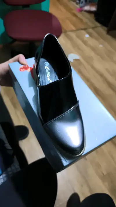 Mocasines negros con taco bajo y apertura - miniatura 2
