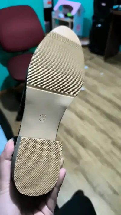 Mocasines negros con taco bajo y apertura - miniatura 3