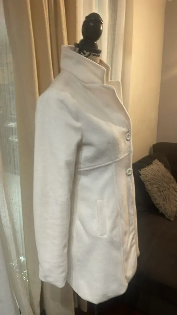 Abrigo blanco de lana con botones - 2