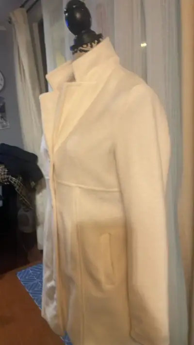 Abrigo blanco de lana con botones - miniatura 3