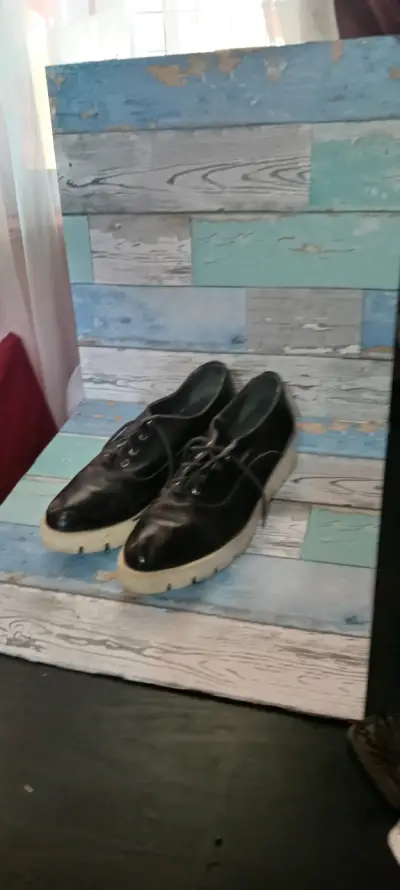 Zapatos de vestir negros con suela gruesa - miniatura 1