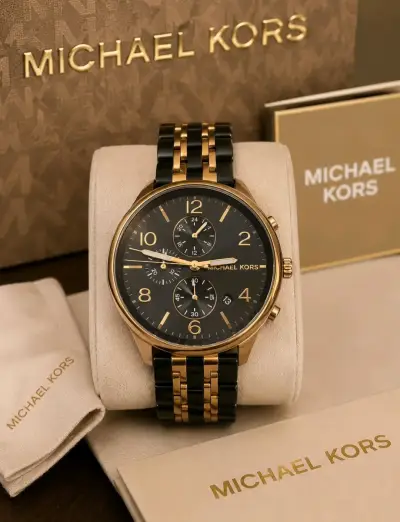 Reloj Michael Kors dorado y negro - miniatura 2