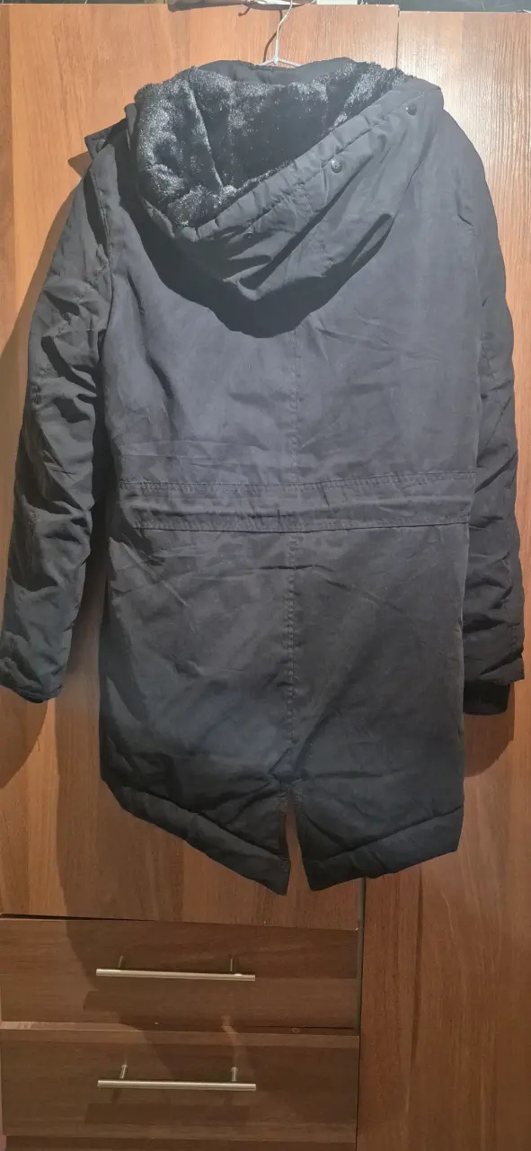 Parka Helly Hansen negra con capucha - 3