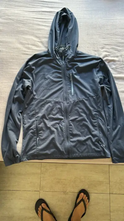 Chaqueta deportiva Uppii con capucha negra - miniatura 1
