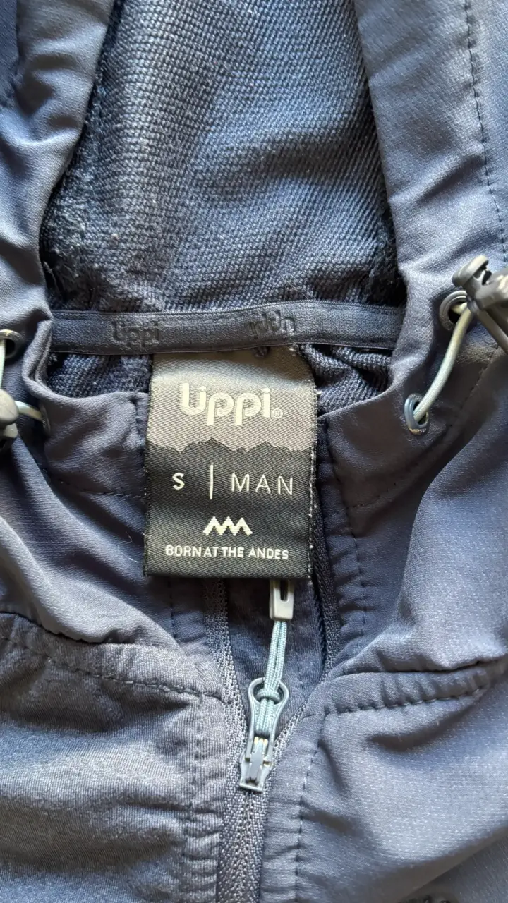 Chaqueta deportiva Uppii con capucha negra - 3