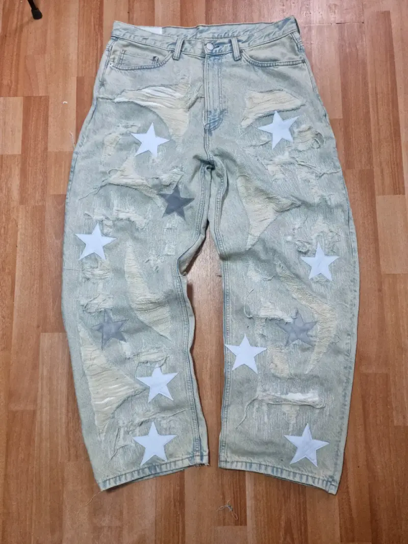 Jeans baggy con estrellas de cuerina - 2