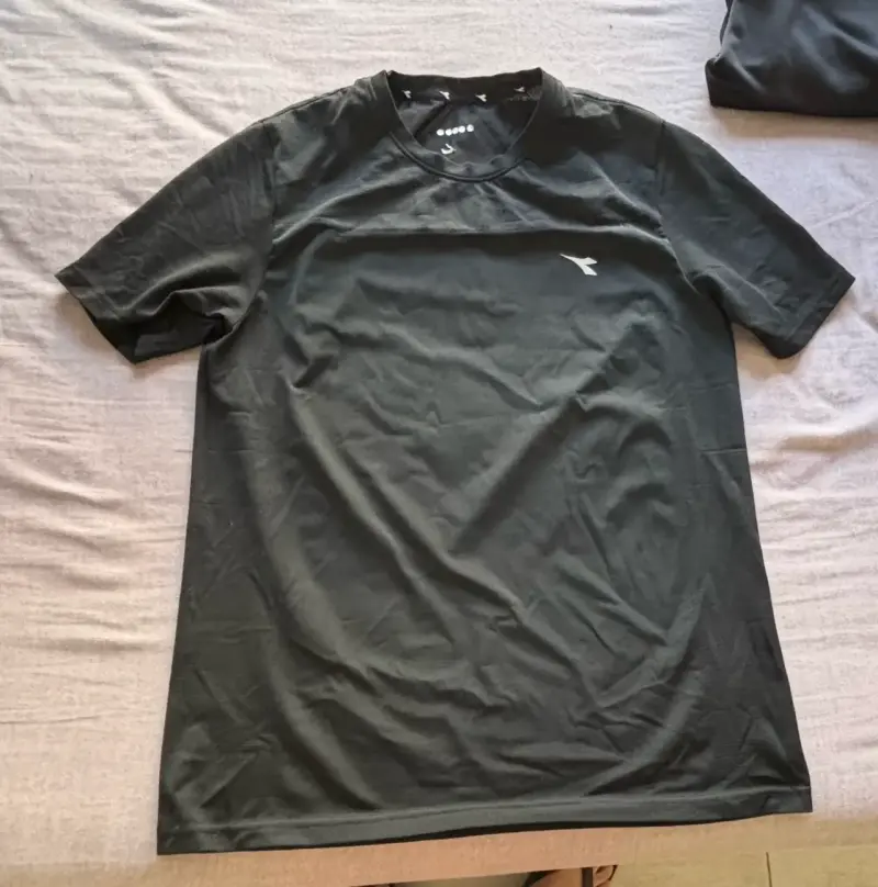 Polera negra deportiva de hombre - 1