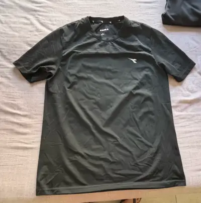 Polera negra deportiva de hombre - miniatura 1