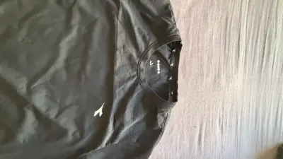 Polera negra deportiva de hombre - miniatura 2